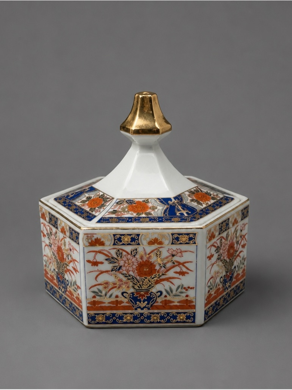 VTG UCGC JAPAN Hexagonal Imari-Style Porcelain Trinket Box with Gilded Finial